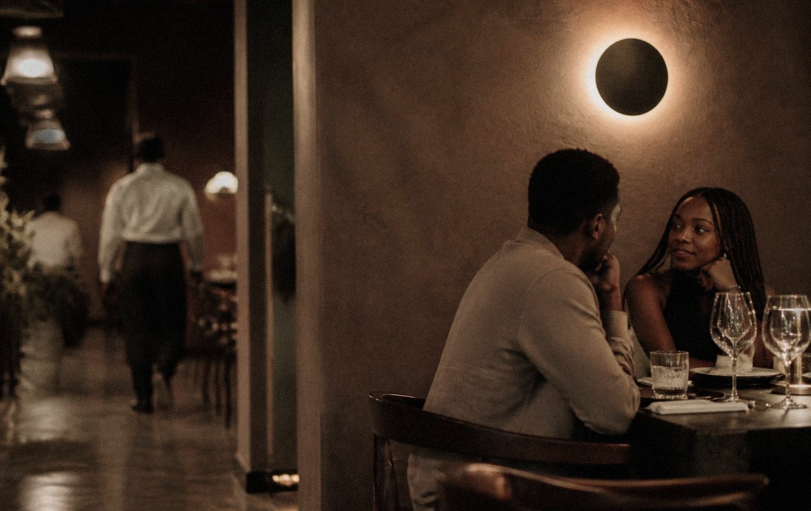 Ambiance de salle dans un restaurant contemporain, en fin de service